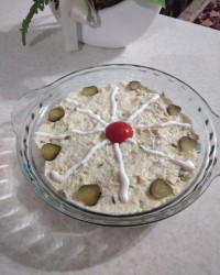 سالاد الویه، قورمه سبزی، کرپ گوشت، پیتزا، کیک ساده، سالاد ماکارونی، کوکو هفت لشکر، ماست محلی