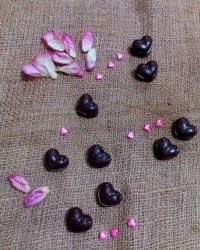 شکلات قلبی مغزدار