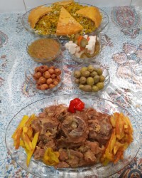 باقلاپلوبا گوشت گردن همراه ترشیجات خانگی وشیرینی گل محمدی