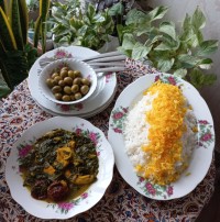مرغ و اسفناج