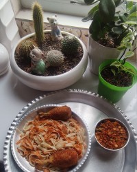 ماکارونی آشیانه ای و ران مرغ سوخاری