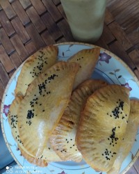 پیراشکی گوشت و سیب زمینی