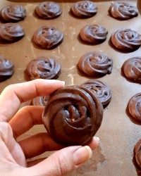 شیرینی شکلاتی گل رز بدون کره