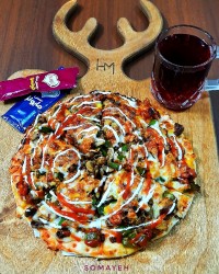 پیتزای قارچ و گوشت ورق بزنیدکپشن رو بخون