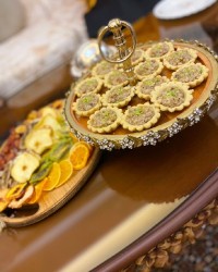 تارت گردویی ،میوه خشک خانگی.رولت ژامبون.سالاد کلم.مربا