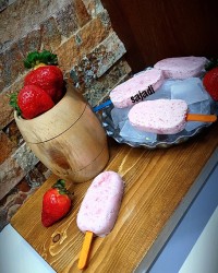 بستنی توت فرنگی بدون تخم مرغ (دستور پاپیون)