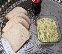 سالاد الویه با نان تست