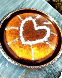 کیک با تزیین پودر قند ⁦ (◕દ◕)⁩