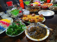 میز شام یک شب عالی کنار دوستان