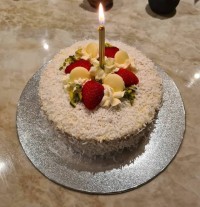 کیک خامه ای با تزیین شکلات رنده شده