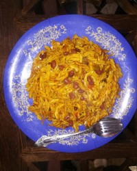 ماکارونی پیچی با لوبیا قرمز و گوشت چرخ کرده.