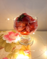 بستنی توت فرنگی با ثعلب