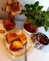 کیک گردو با شربت زعفران و دمنوش گل گاوزبان