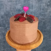 مینی کیک شکلاتی با فیلینگ متفاوت به منلسب روز جهانی پسر برای فسقلیم