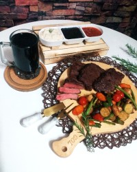 استیک Medium Rare سس قارچ.سبزیجات گریل شده