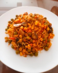 نودل و سبزیجات