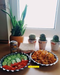 ساندویچ مرغ بریان با پنیر و گوجه فرنگی