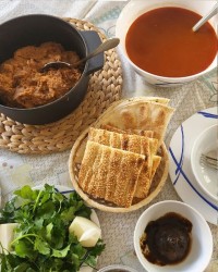 آبگوشت همرا ه با مخلفات