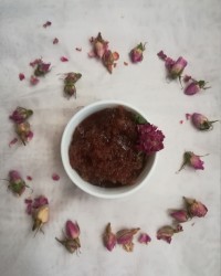 مربای گل سرخ.