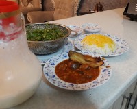 قیمه بادمجان بفرمایین دوستان لبخند بزن با لبخند قشنگ تری???