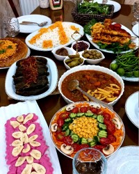 ناهار مهمونی مون خورشت نخود فرنگی و فیله حلزونی ودلمه برگ جاتون خالی عشقا