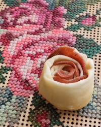 پیراشکی کالباس مدل گل رز