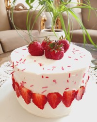 کیک توت فرنگی رویایی