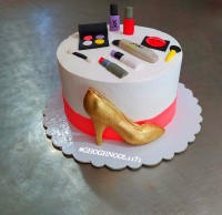 کیک آرایشگری با کفش پاشنه دار طلایی