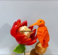 پرنده با هویج