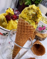 بستنی سنتی زعفرانی بادستور استاد سراجی