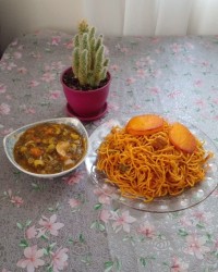 ماکارونی با ترشی خونگی.