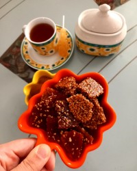 پشت زیک شیرینی محلی مازندرانی و البته گلستانی