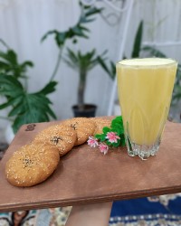 میلک شیک زعفرونی با همزن برقی