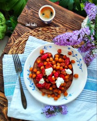 ساندویچ نخود و گوجه گیلاسی