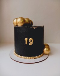 کیک مشکی طلایی