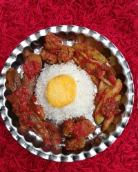 چلو خورشت کوفته ریزه و بادمجان.