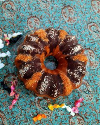 کیک وانیلی نارگیلی با تزیین کنجد