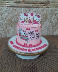 کیک سفارشی وزن یک کیلو و ۶۰۰ گرم..