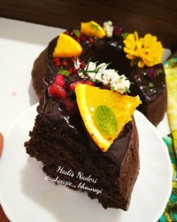 کیک شکلاتی با سس خونگی