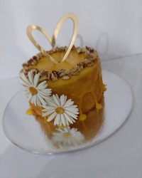 کیک وانیلی با روکش گاناش زعفرونی