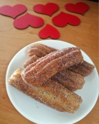 چوروس با سس شکلاتی (شیرینی اسپانیایی)