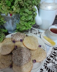 کلوچه های کنجدی با گردو وکشمش