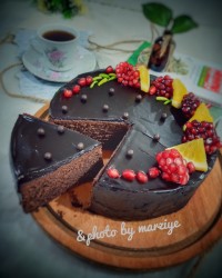 کیک شکلاتی با روکش سس شکلاتی