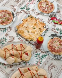 پیراشکی و پیتزا و چیپس و پنیر