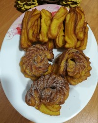 چوروس با سس شکلاتی (شیرینی اسپانیایی)