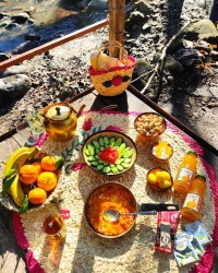 صبحانه در طبیعت پاییزی