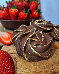 شیرینی شکلاتی قهوه ای