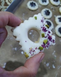 شیرینی رینگ پسته وشکلات