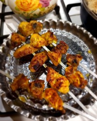 جوجه کباب طعم دار شده با سبزیجات ورق زدنی