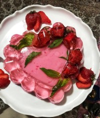 ژله توت فرنگی ژاپنی